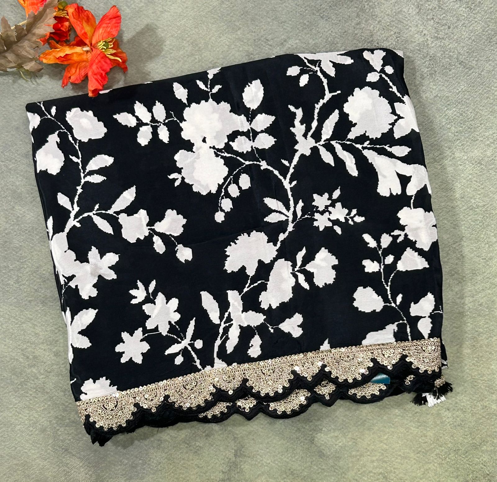 Black n white scallop border saree -02