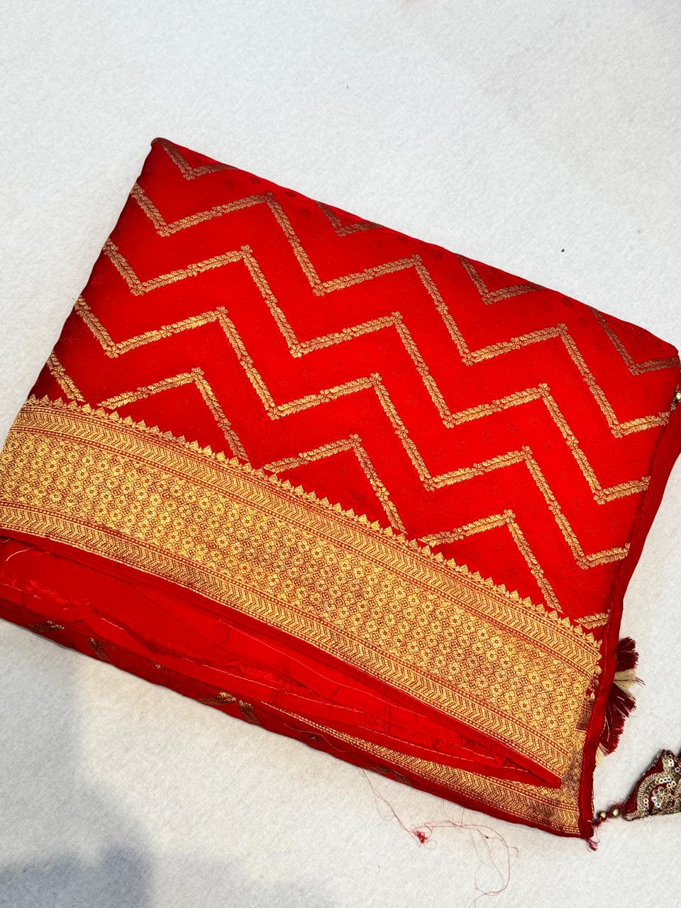 Red zig zag scallop border georgette party wear saree (VS)