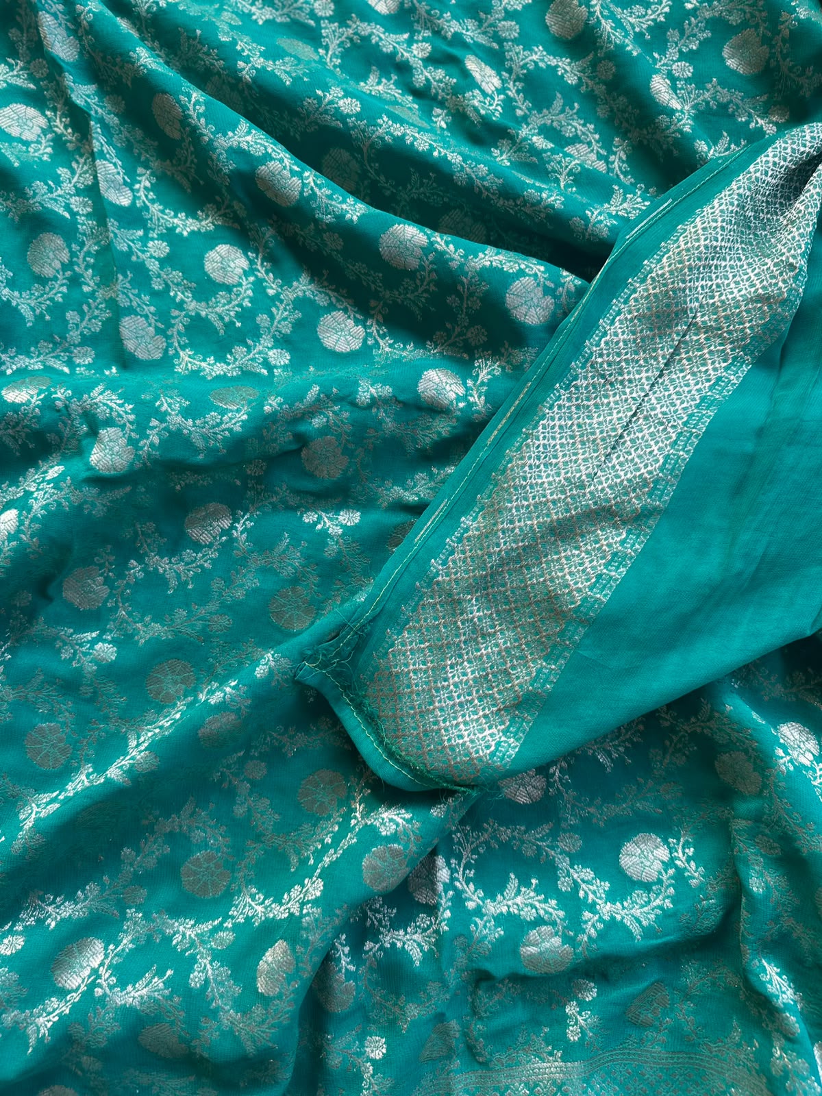 crepe scallop border saree