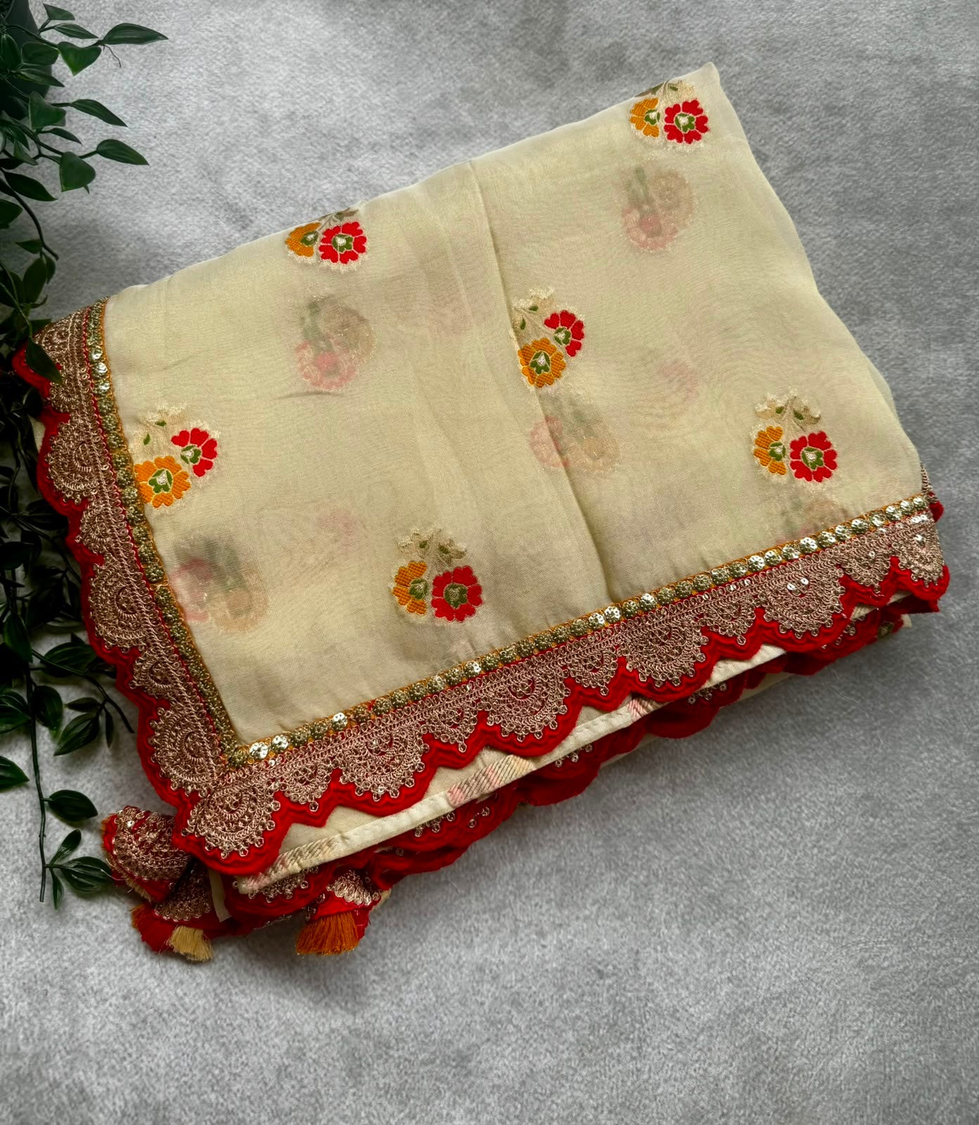Cream scallop border crepe saree