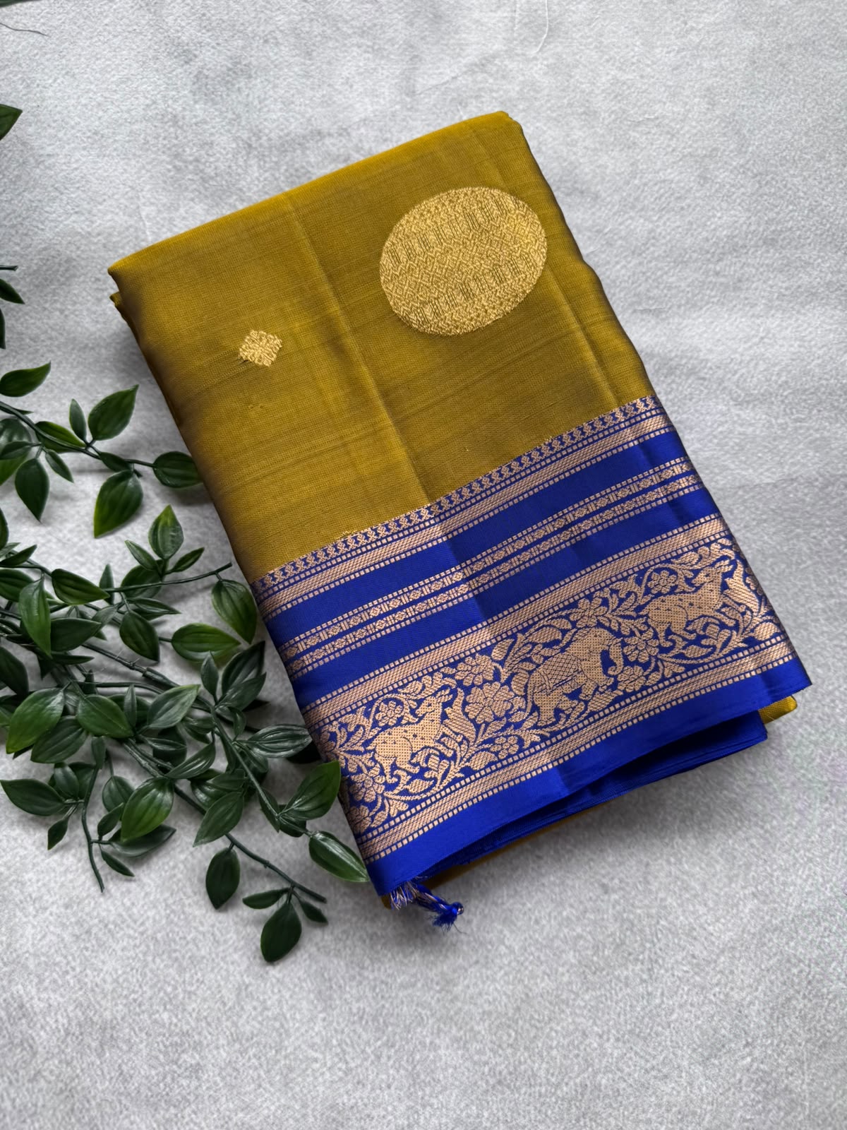 Mehandi Green Pure Kanchi Silk Saree (Weaving Mistake)