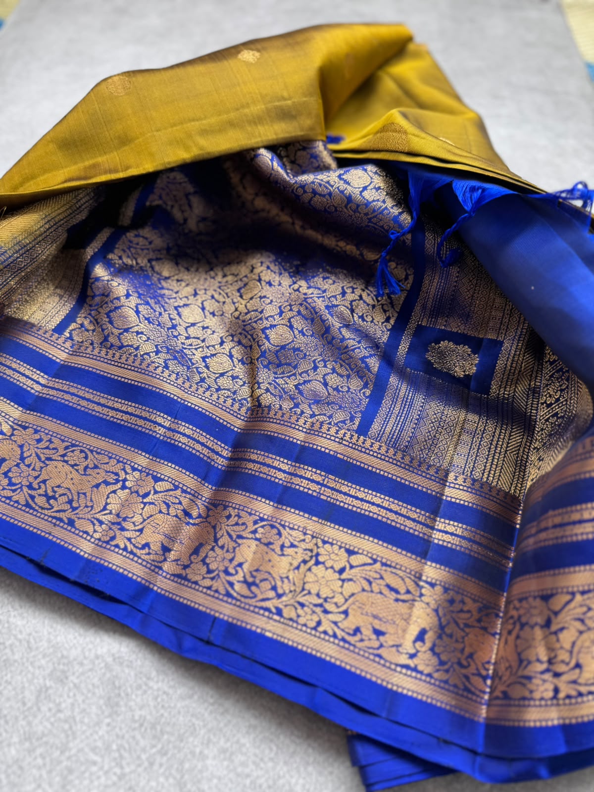 Mehandi Green Pure Kanchi Silk Saree (Weaving Mistake)