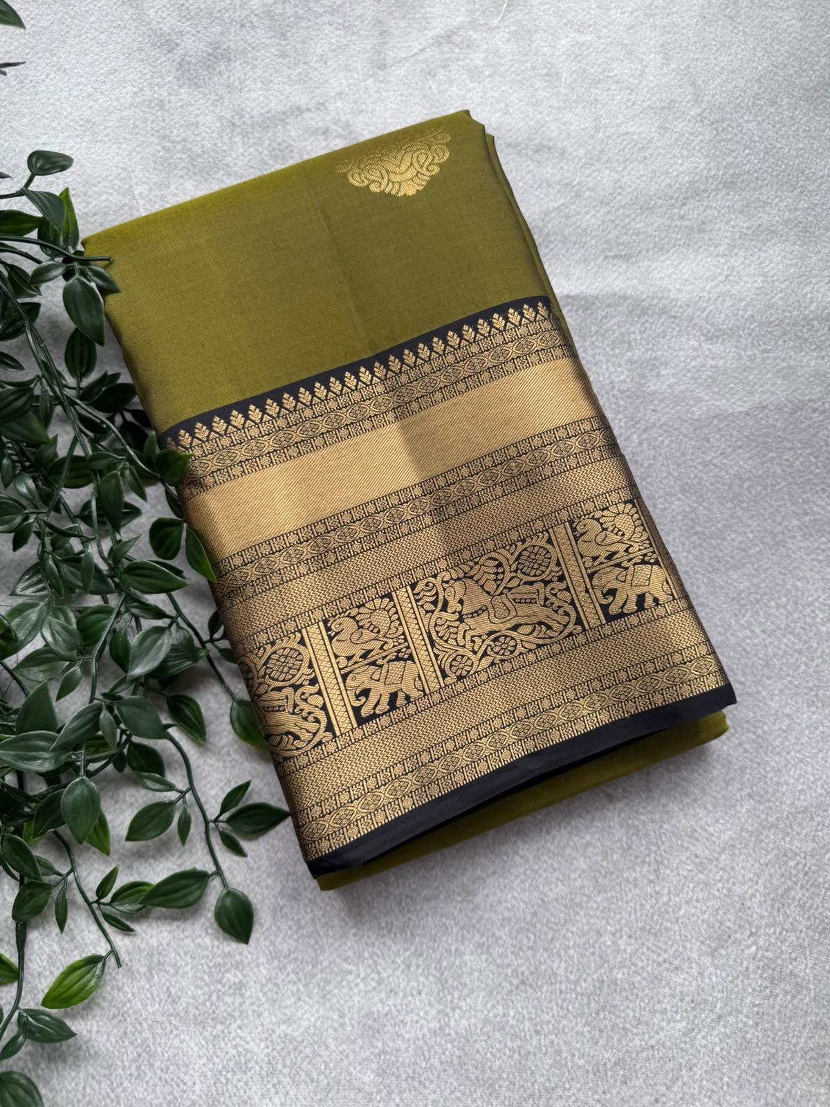 Mehandi Green Pure Kanchi Silk Saree (Weaving Mistake)