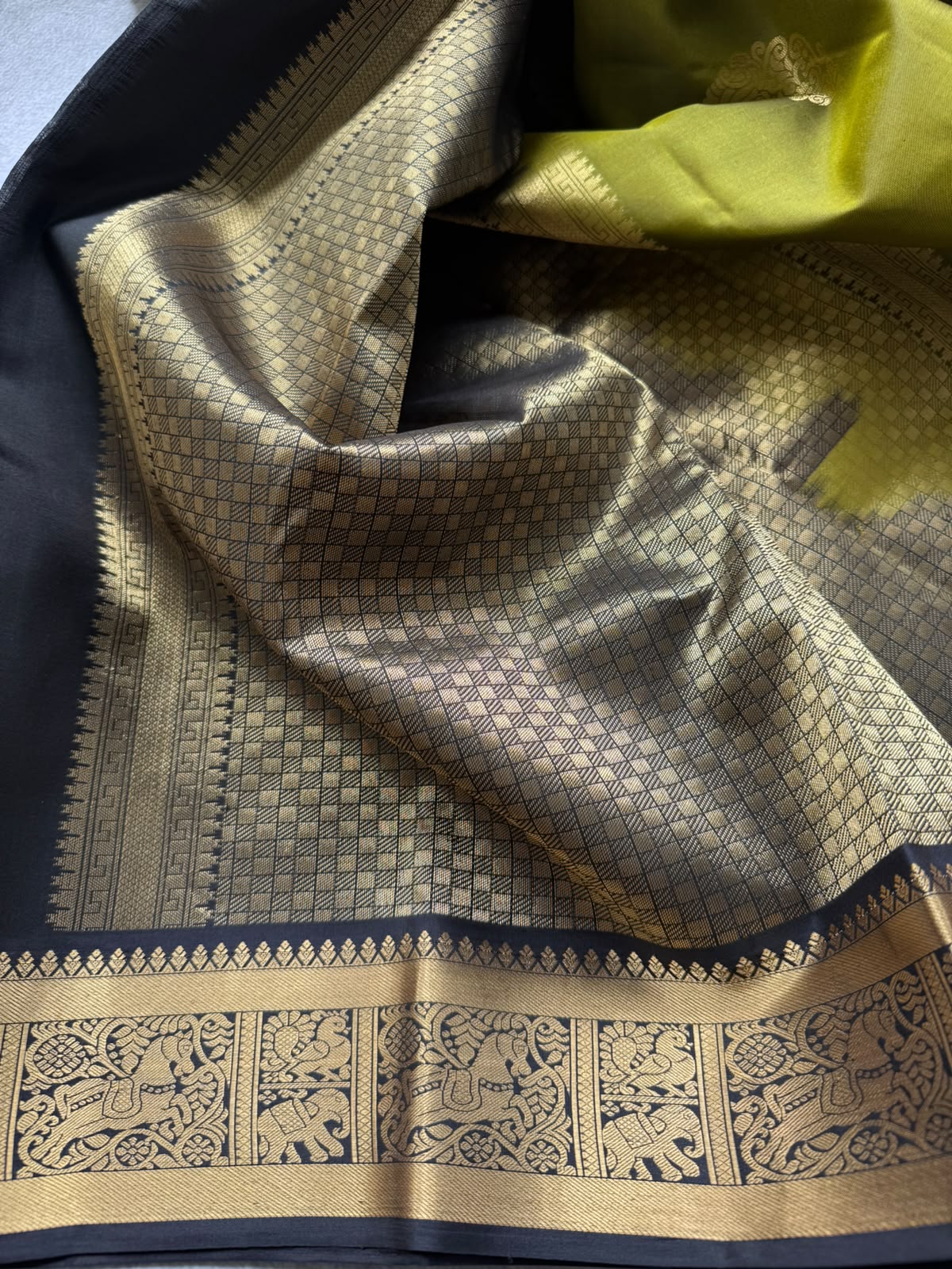 Mehandi Green Pure Kanchi Silk Saree (Weaving Mistake)