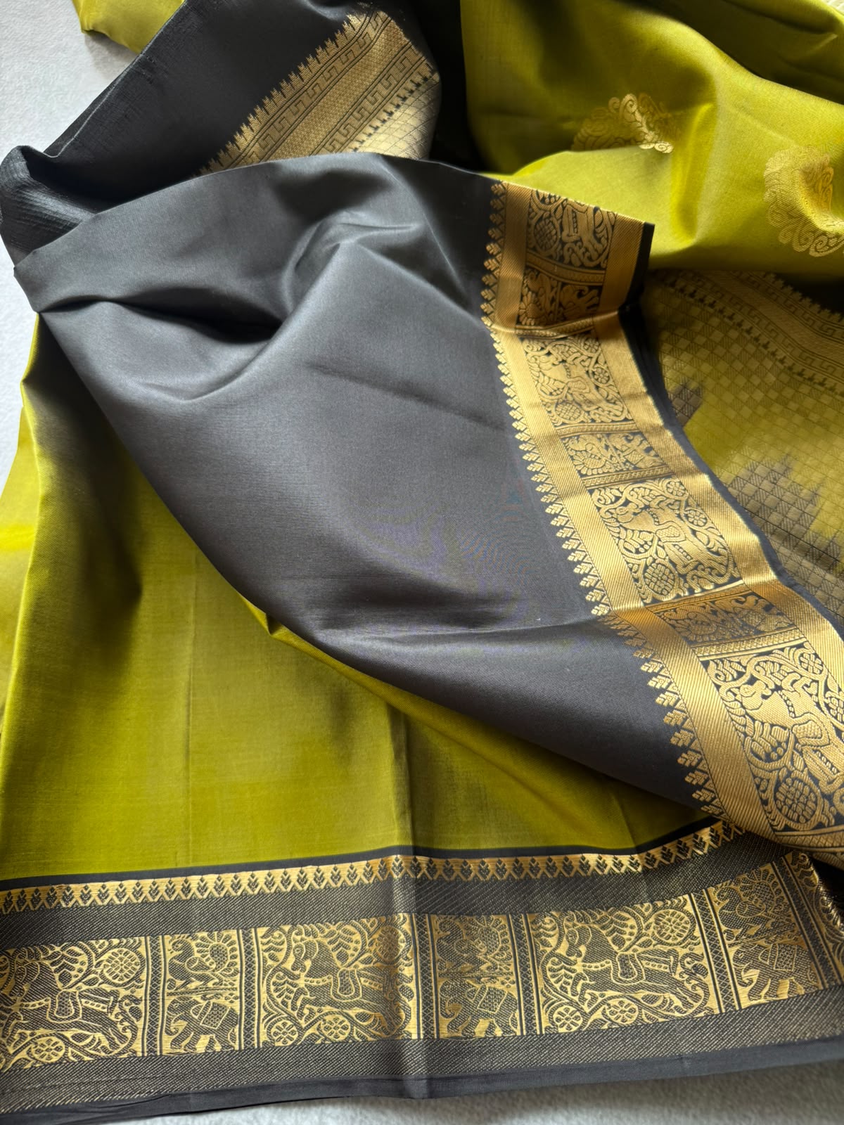Mehandi Green Pure Kanchi Silk Saree (Weaving Mistake)