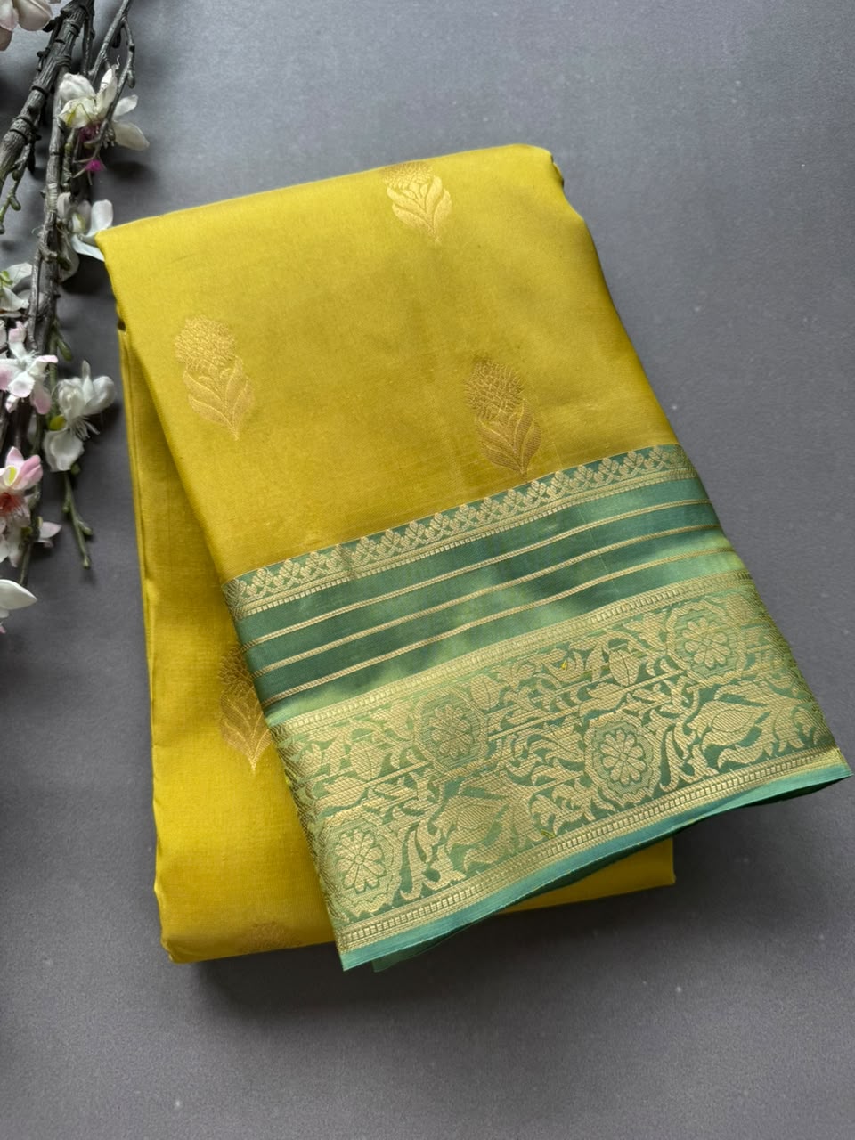 Mehandi Green Pure Kanchi Silk Saree (Weaving Mistake)