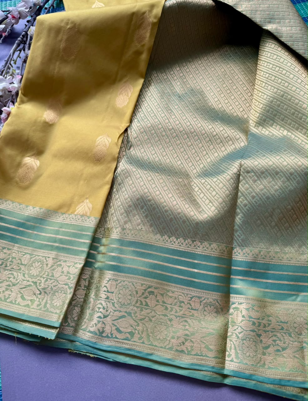Mehandi Green Pure Kanchi Silk Saree (Weaving Mistake)