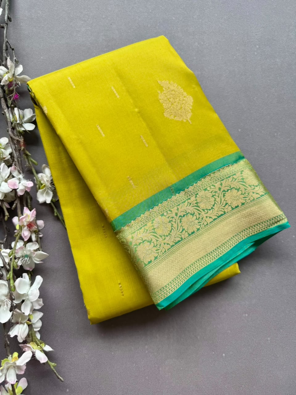 Mehandi Green Pure Kanchi Silk Saree (Weaving Mistake)
