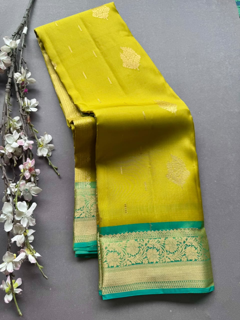 Mehandi Green Pure Kanchi Silk Saree (Weaving Mistake)