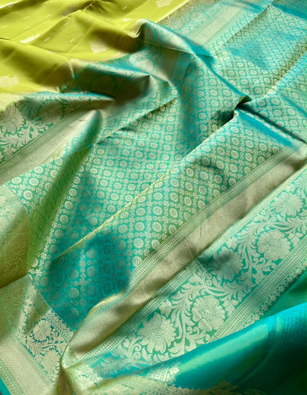 Mehandi Green Pure Kanchi Silk Saree (Weaving Mistake)