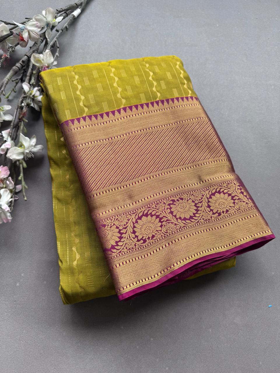 Mehandi Green Pure Kanchi Silk Saree (Weaving Mistake)