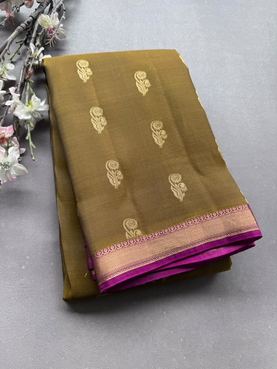 Mehandi Green Pure Kanchi Silk Saree (Weaving Mistake)