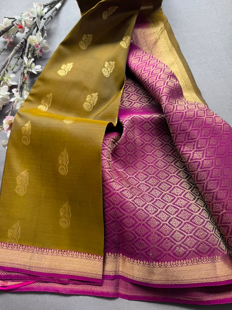 Mehandi Green Pure Kanchi Silk Saree (Weaving Mistake)