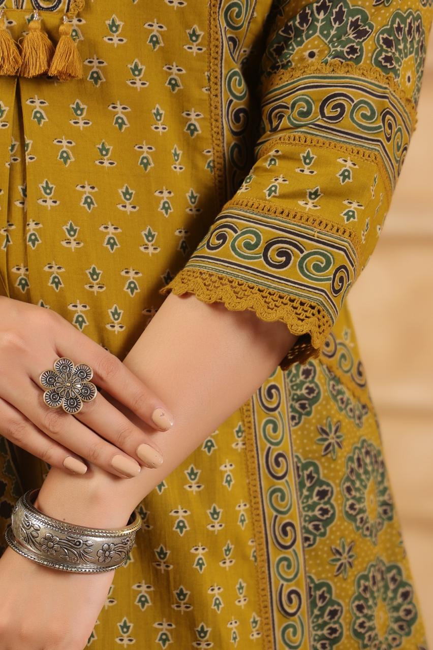 Green Cotton Thread Embroidery Straight Fit pulse size Kurtha